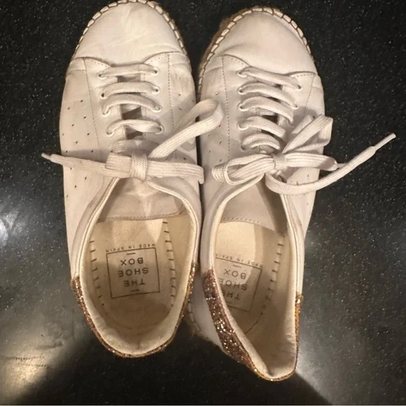 White and Purple Low-Top Sneakers with Textured Design - Picture 2 of 9